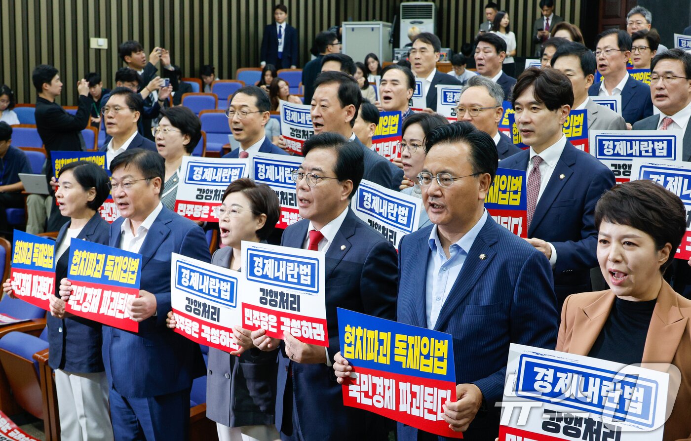 본문 이미지 - 25일 오전 서울 여의도 국회에서 열린 국민의힘 의원총회에서 의원들이 상법 개정안 여당 주도 본회의 통과를 규탄하며 구호를 외치고 있다. 앞줄 왼쪽부터 서명옥 의원, 정점식 사무총장, 김정재 정책위의장, 송언석 비상대책위원장 겸 원내대표, 유상범 원내운영수석, 김은혜 원내정책수석부대표. 2025.8.25/뉴스1 ⓒ News1 안은나 기자