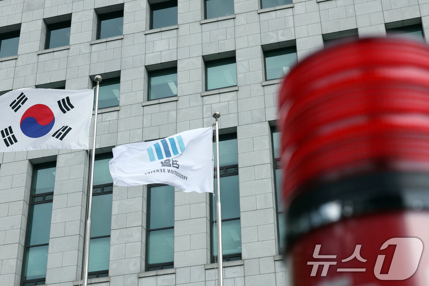 본문 이미지 - 12·3 비상계엄&#39; 관련 내란·외환 의혹을 수사하는 내란 특검팀&#40;특별검사 조은석&#41;이 법무부와 대검찰청 등에 대한 압수수색을 진행하고 있다고 밝힌 25일 오전 서울 서초구 서초동 대검찰청에서 검찰 깃발이 바람에 휘날리고 있다. 내란 특검팀은 이날 오전 9시 30분부터 법무부, 대검찰청, 서울구치소, 박성재 전 법무부 장관 자택을 비롯해 심우정 전 검찰총장과 검찰총장실도 압수수색 대상에 포함됐다고 밝혔다. 2025.8.25/뉴스1 ⓒ News1 박정호 기자