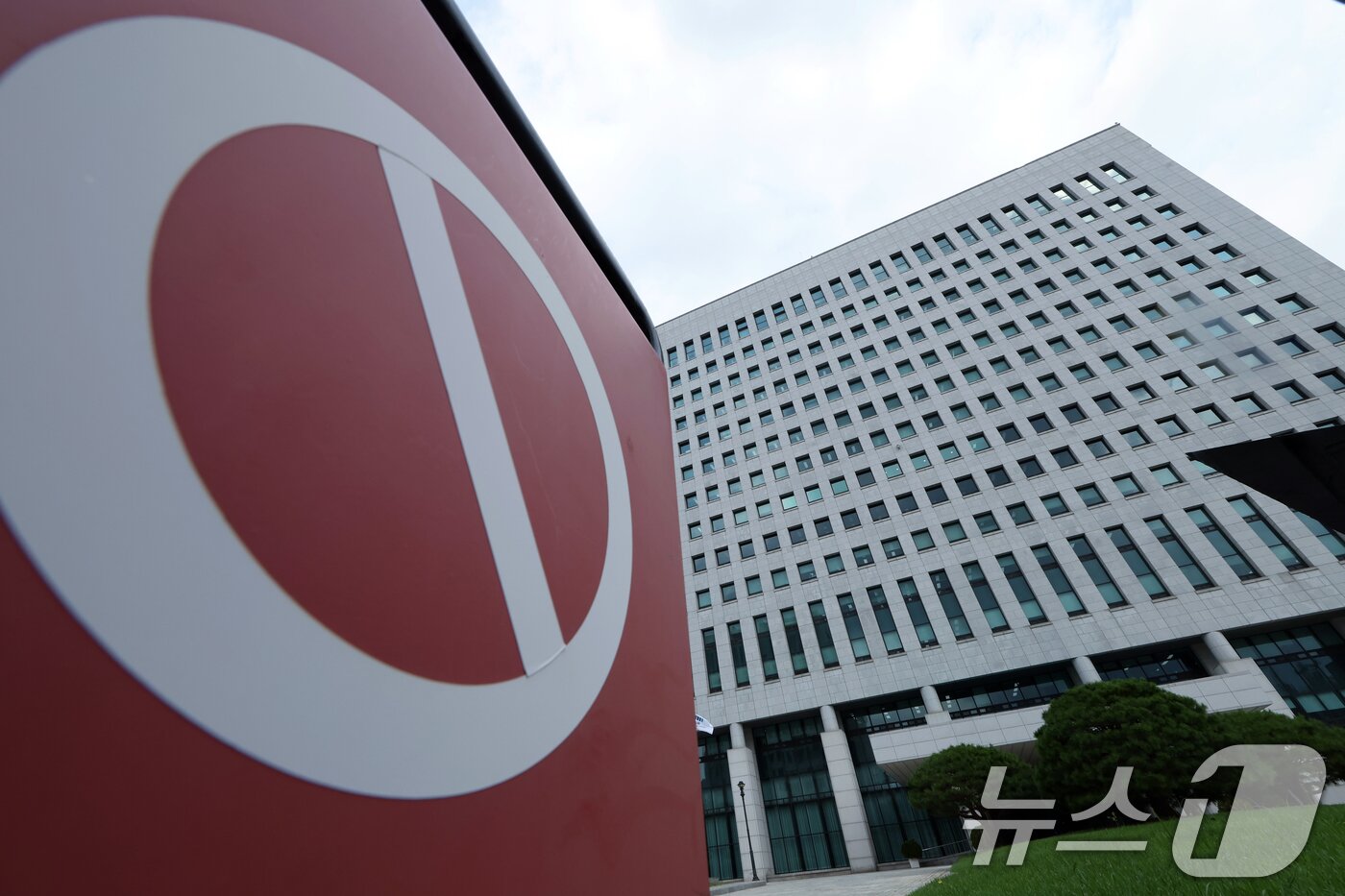 본문 이미지 - 12·3 비상계엄' 관련 내란·외환 의혹을 수사하는 내란 특검팀(특별검사 조은석)이 25일 법무부와 대검찰청 등에 대한 압수수색을 진행하고 있다고 밝혔다. 사진은 이날 오전 서울 서초구 서초동 대검찰청 모습. 내란 특검팀은 이날 오전 9시 30분부터 법무부, 대검찰청, 서울구치소, 박성재 전 법무부 장관 자택을 비롯해 심우정 전 검찰총장과 검찰총장실도 압수수색 대상에 포함됐다고 밝혔다. 2025.8.25/뉴스1 ⓒ News1 박정호 기자