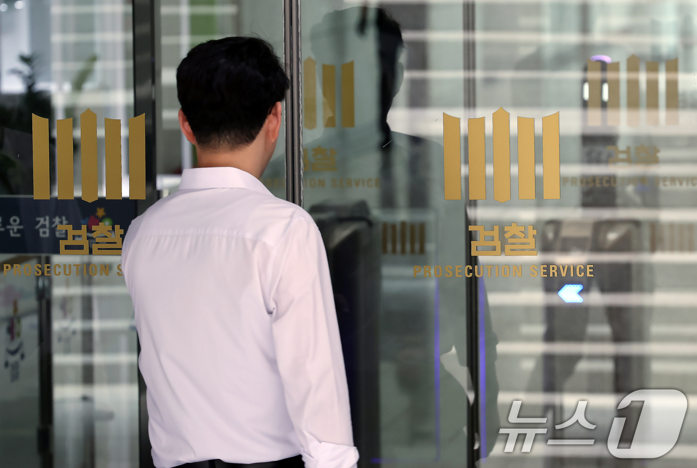 (서울=뉴스1) 박정호 기자 = 12·3 비상계엄' 관련 내란·외환 의혹을 수사하는 내란 특검팀(특별검사 조은석)이 법무부와 대검찰청 등에 대한 압수수색을 진행하고 있다고 밝힌 2 …