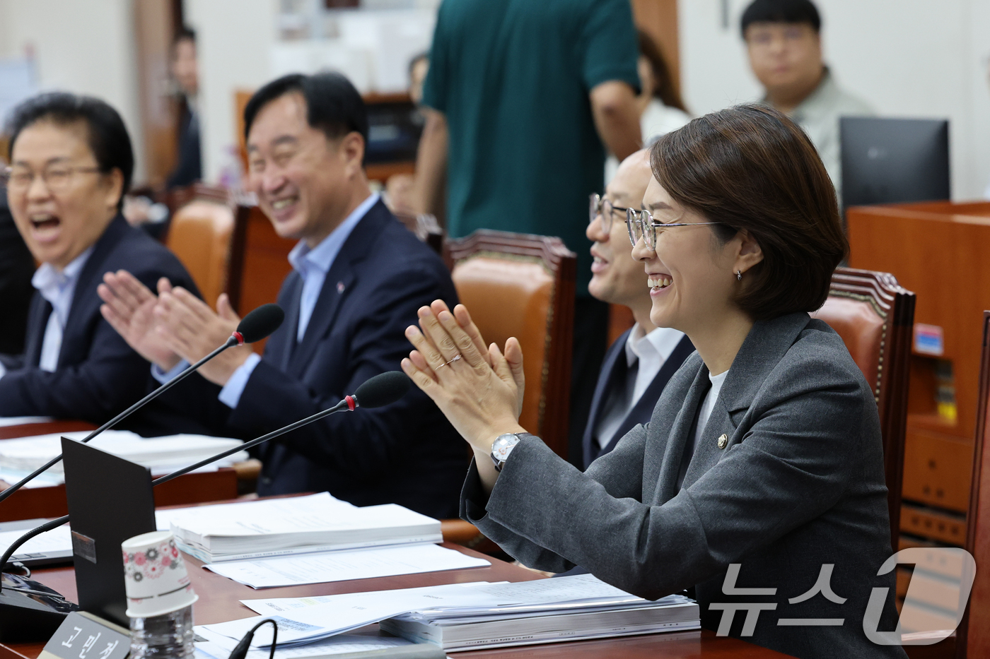 (서울=뉴스1) 이승배 기자 = 25일 오전 서울 여의도 국회에서 열린 국회 교육위원회 전체회의에서 신임 간사로 선임된 고민정 더불어민주당 의원이 손뼉치고 있다. 2025.8.25 …