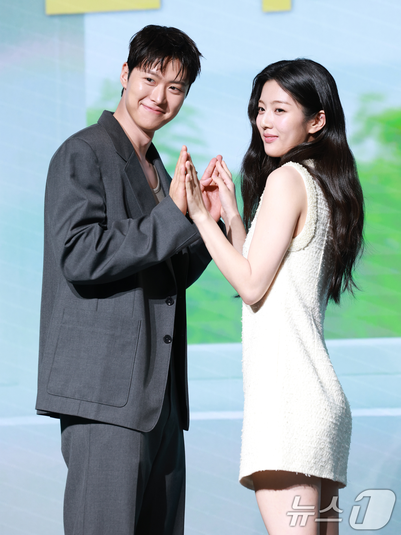 (서울=뉴스1) 권현진 기자 = 배우 공명과 신은수(오른쪽)가 25일 오전 서울 마포구 호텔 나루 서울 엠갤러리에서 열린 넷플릭스 영화 '고백의 역사' 제작보고회에 참석해 포즈를 …