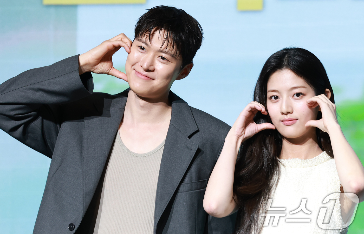 (서울=뉴스1) 권현진 기자 = 배우 공명과 신은수(오른쪽)가 25일 오전 서울 마포구 호텔 나루 서울 엠갤러리에서 열린 넷플릭스 영화 '고백의 역사' 제작보고회에 참석해 포즈를 …