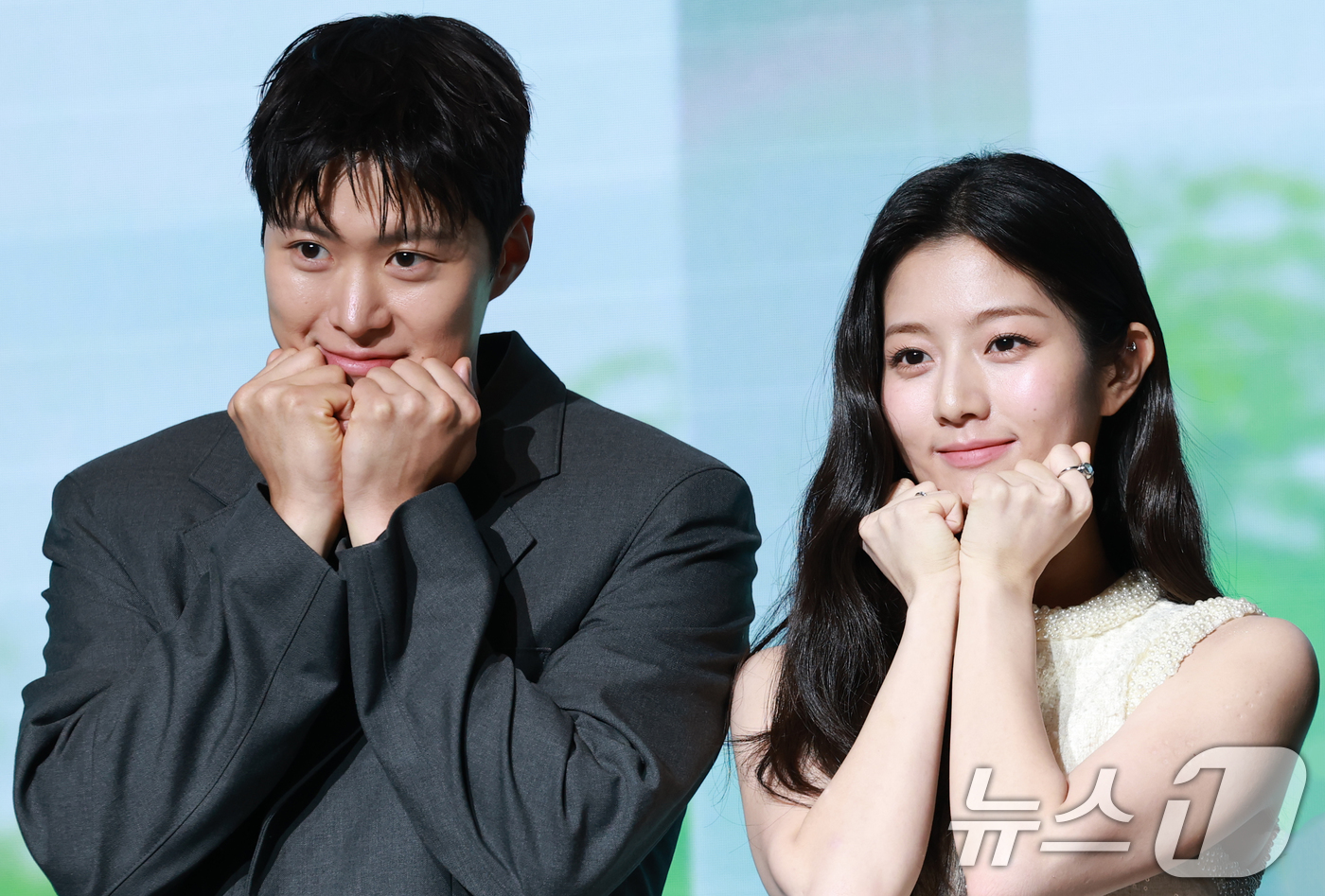 (서울=뉴스1) 권현진 기자 = 배우 공명과 신은수(오른쪽)가 25일 오전 서울 마포구 호텔 나루 서울 엠갤러리에서 열린 넷플릭스 영화 '고백의 역사' 제작보고회에 참석해 포즈를 …