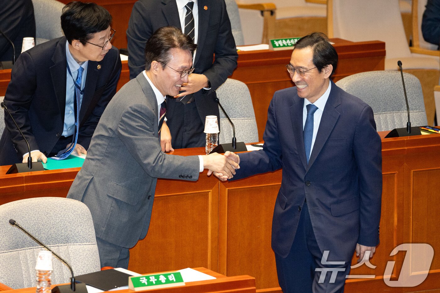 본문 이미지 - 김민석 국무총리가 25일 서울 여의도 국회에서 열린 제428회 국회&#40;임시회&#41; 예산결산특별위원회 제1차 전체회의에 출석해 우상호 대통령실 정무수석과 인사하고 있다. 2025.8.25/뉴스1 ⓒ News1 유승관 기자
