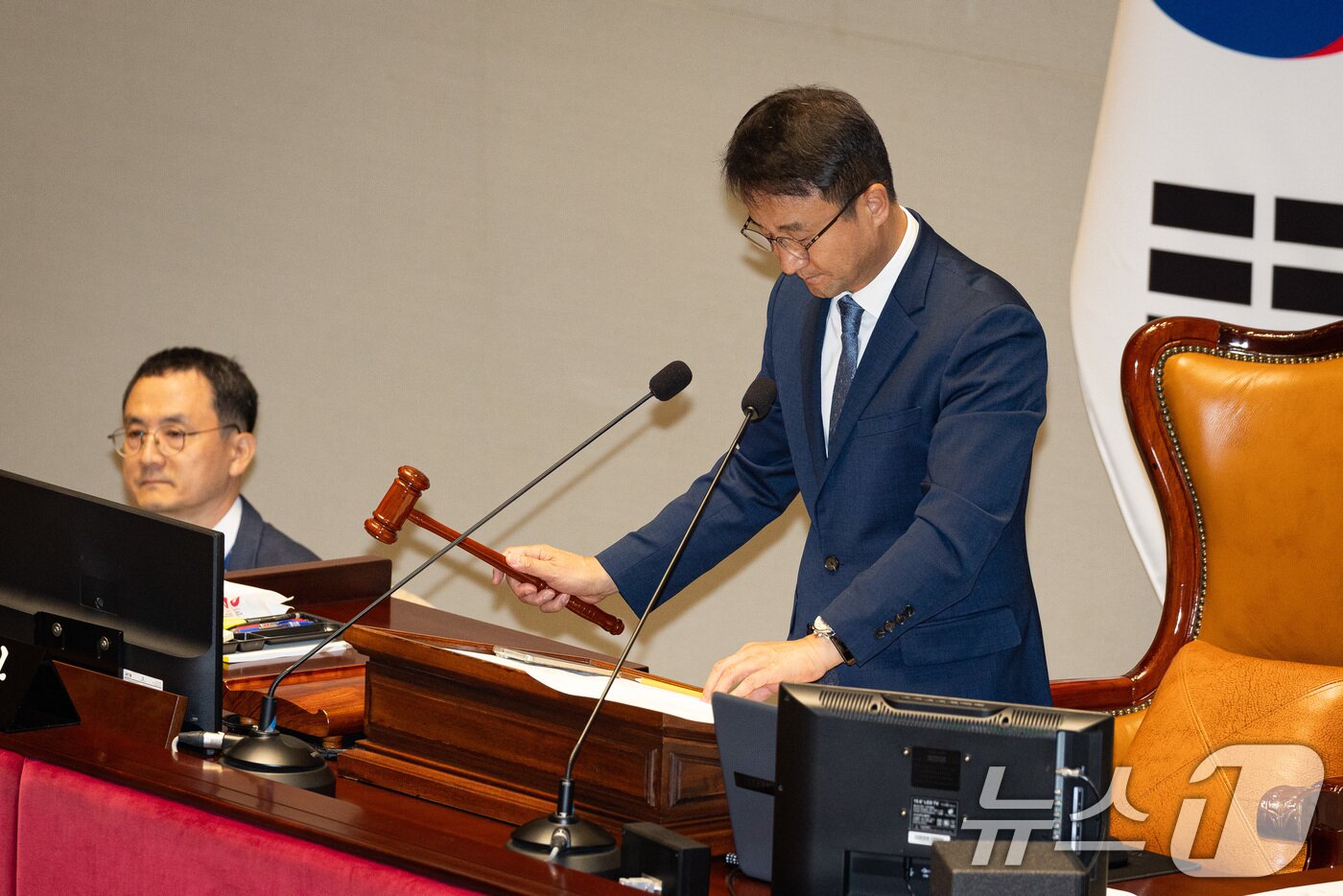 본문 이미지 - 한병도 국회 예산결산특별위원장이 25일 서울 여의도 국회에서 열린 제428회 국회&#40;임시회&#41; 예산결산특별위원회 제1차 전체회의에서 의사봉을 두드리고 있다. 2025.8.25/뉴스1 ⓒ News1 유승관 기자