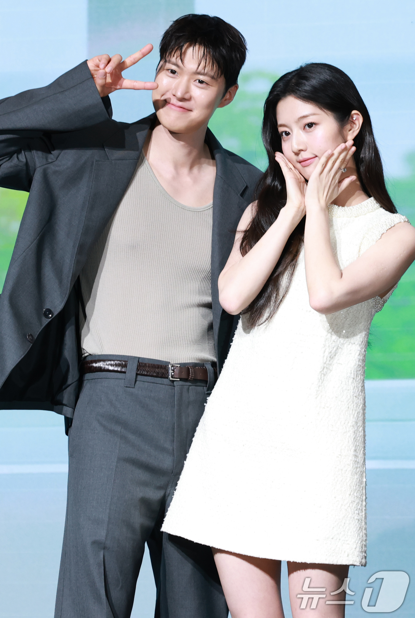 (서울=뉴스1) 권현진 기자 = 배우 공명과 신은수(오른쪽)가 25일 오전 서울 마포구 호텔 나루 서울 엠갤러리에서 열린 넷플릭스 영화 '고백의 역사' 제작보고회에 참석해 포즈를 …