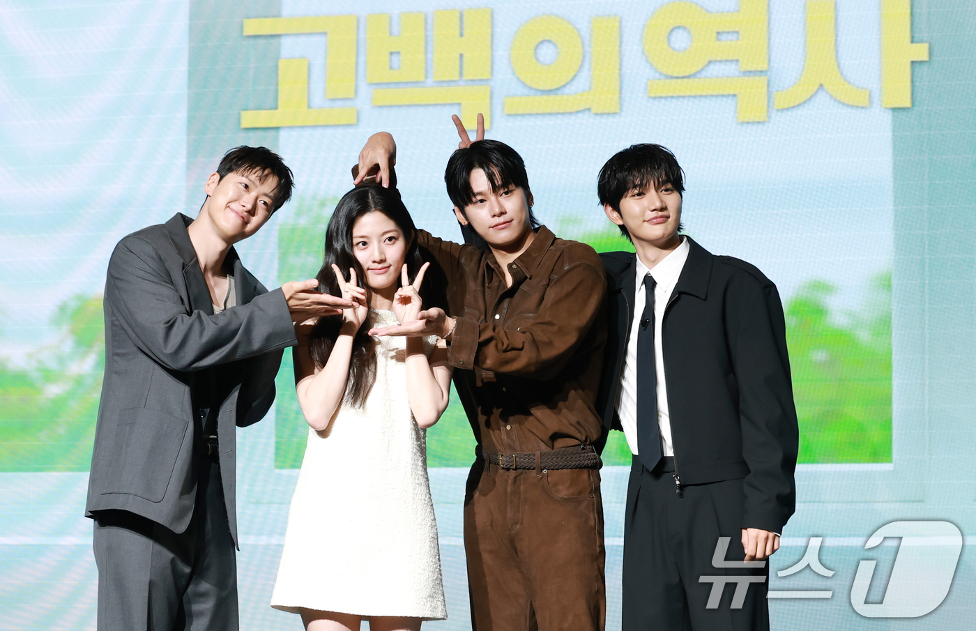 (서울=뉴스1) 권현진 기자 = 배우 공명(오른쪽)과 신은수, 차우민, 윤상현이 25일 오전 서울 마포구 호텔 나루 서울 엠갤러리에서 열린 넷플릭스 영화 '고백의 역사' 제작보고회 …