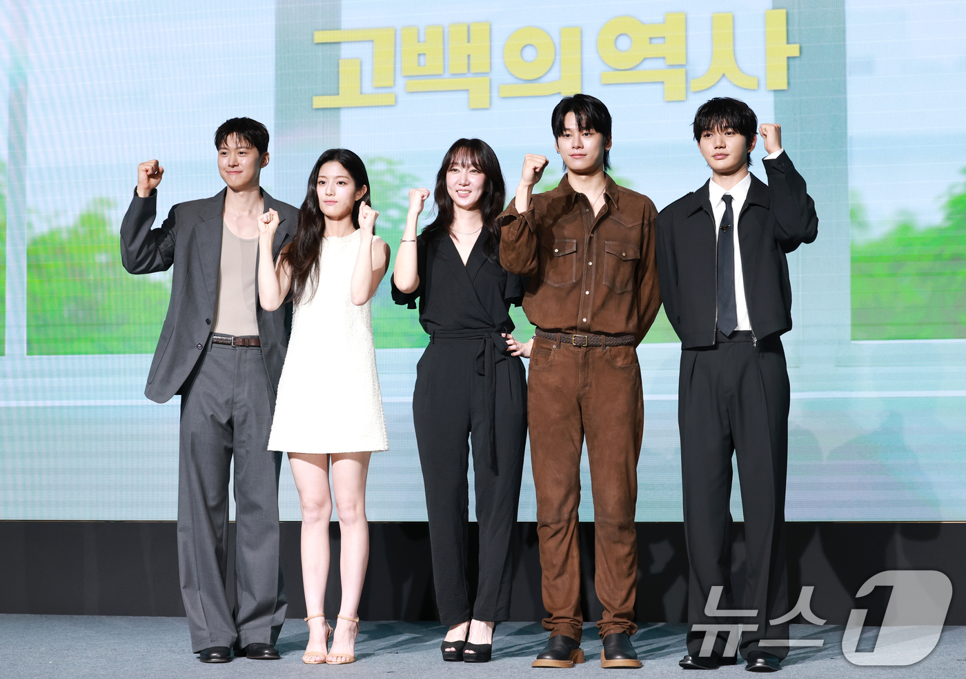 (서울=뉴스1) 권현진 기자 = 배우 공명(왼쪽부터)과 신은수, 남궁선 감독, 차우민, 윤상현이 25일 오전 서울 마포구 호텔 나루 서울 엠갤러리에서 열린 넷플릭스 영화 '고백의 …