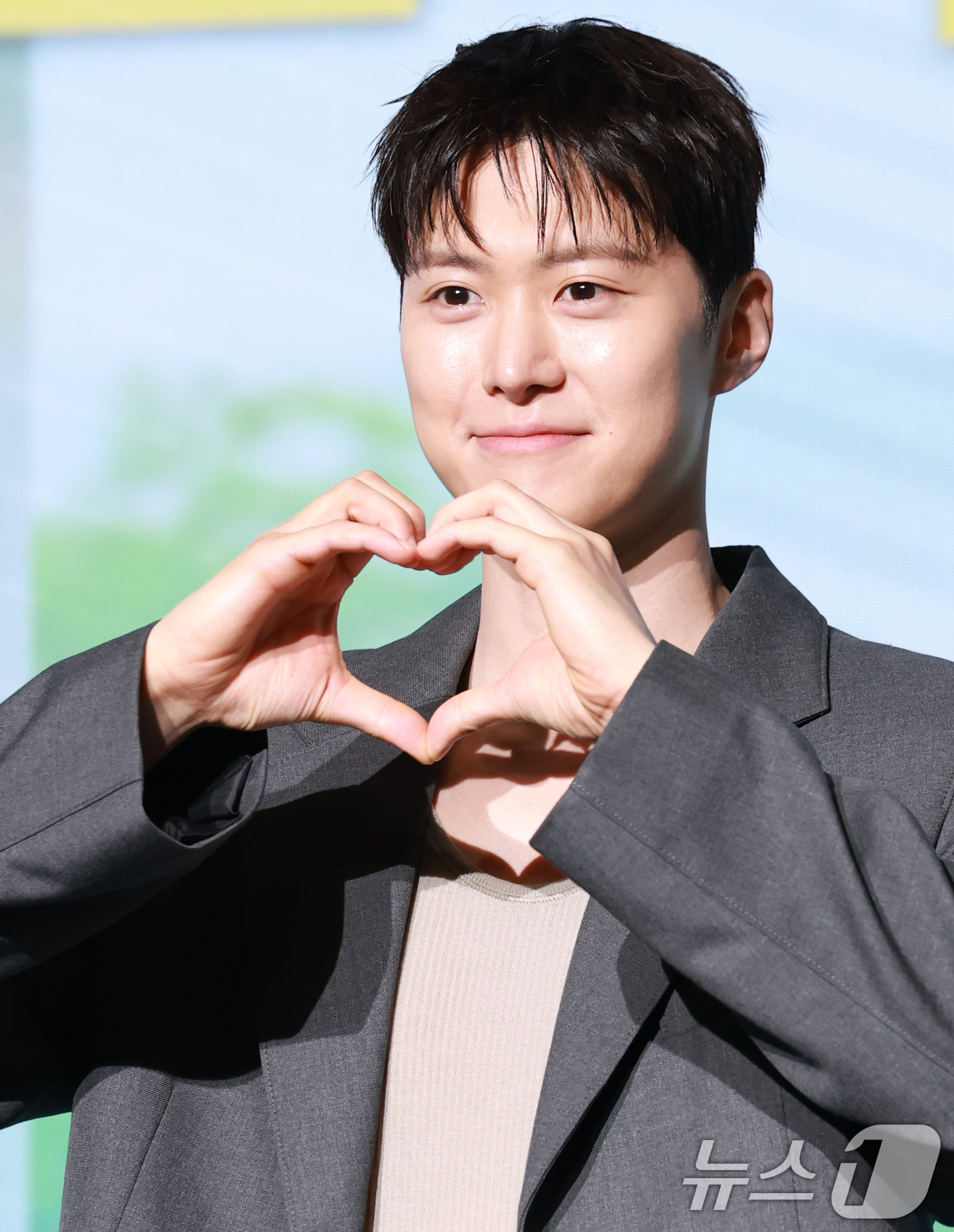 (서울=뉴스1) 권현진 기자 = 배우 공명이 25일 오전 서울 마포구 호텔 나루 서울 엠갤러리에서 열린 넷플릭스 영화 '고백의 역사' 제작보고회에 참석해 포즈를 취하고 있다.'고백 …