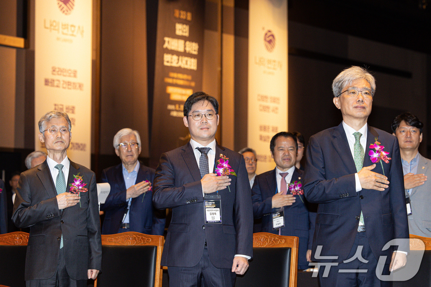 (서울=뉴스1) 이재명 기자 = 조희대 대법원장(왼쪽부터)과 김정욱 대한변호사협회 협회장, 김상환 헌법재판소장이 25일 서울 중구 신라호텔에서 열린 제33회 법의 지배를 위한 변호 …