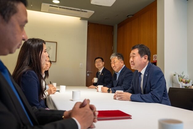 본문 이미지 - 이재영 증평군수-찌릉 보톰랑세이 주한 캄보디아 대사 간담회.(증평군 제공. 재판매 및 DB금지)/뉴스1