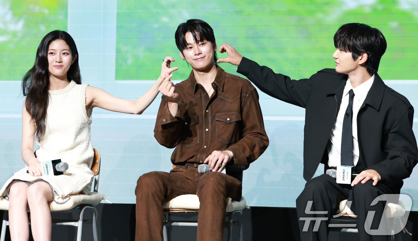 (서울=뉴스1) 권현진 기자 = 배우 차우민(가운데)이 25일 오전 서울 마포구 호텔 나루 서울 엠갤러리에서 열린 넷플릭스 영화 '고백의 역사' 제작보고회에 참석해 포즈를 취하고 …