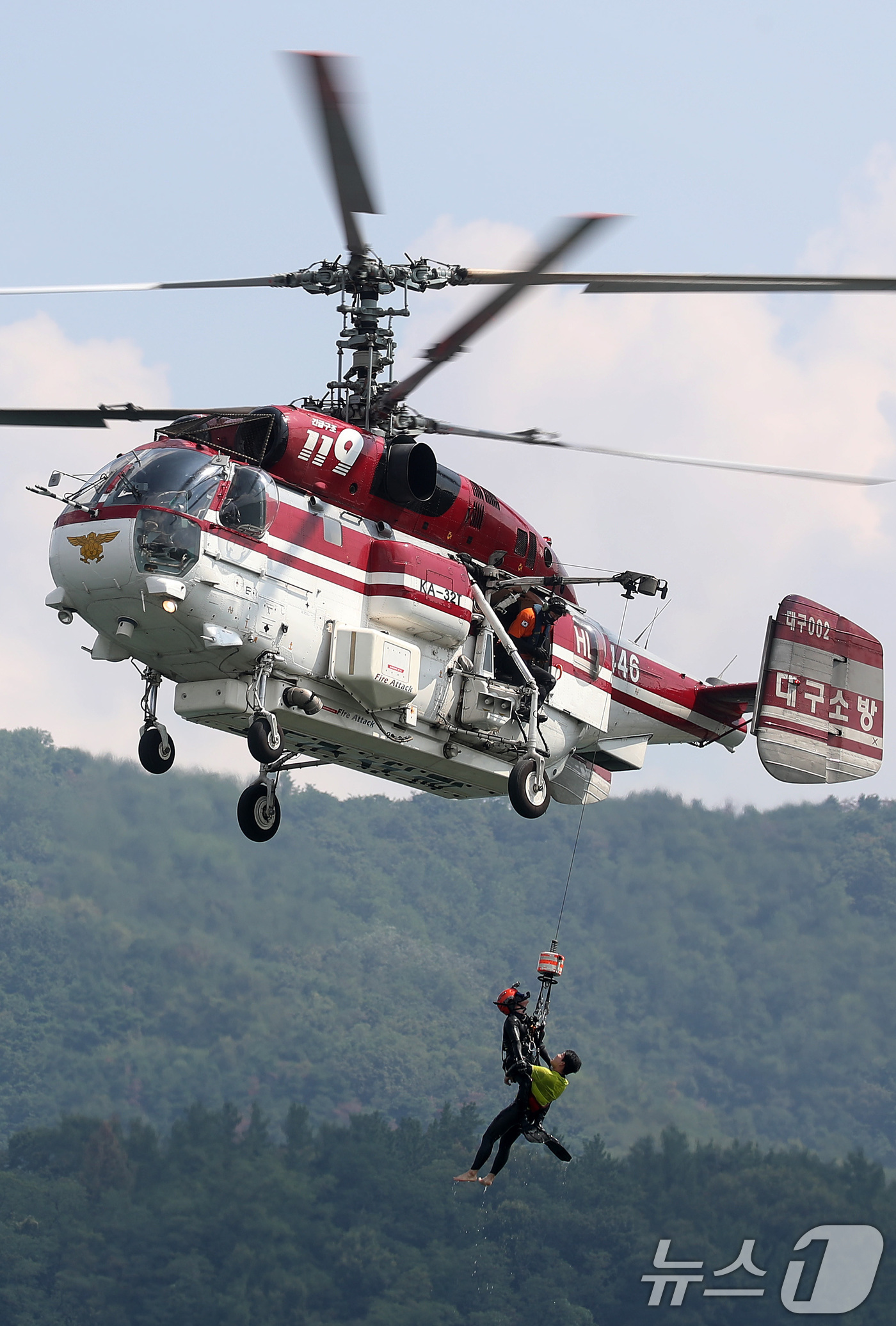 (대구=뉴스1) 공정식 기자 = 25일 오전 대구 동구 봉무공원 단산저수지에서 열린 대구소방 119항공대 수난구조훈련에서 술에 취한 60대 남성이 단산지에 빠진 상황을 가정해 소방 …