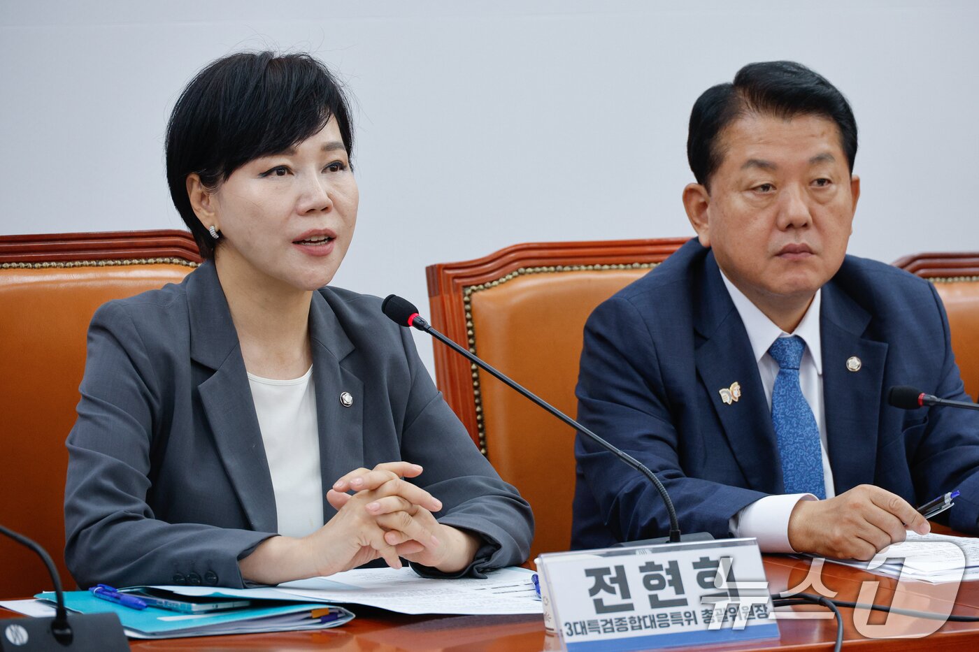 본문 이미지 - 전현희 더불어민주당 3대 특검 종합대응 특별위원회 총괄위원장이 25일 서울 여의도 국회에서 열린 특위 전체회의에 참석해 모두 발언하고 있다. 오른쪽은 김병주 위원장. 2025.8.25/뉴스1 ⓒ News1 안은나 기자