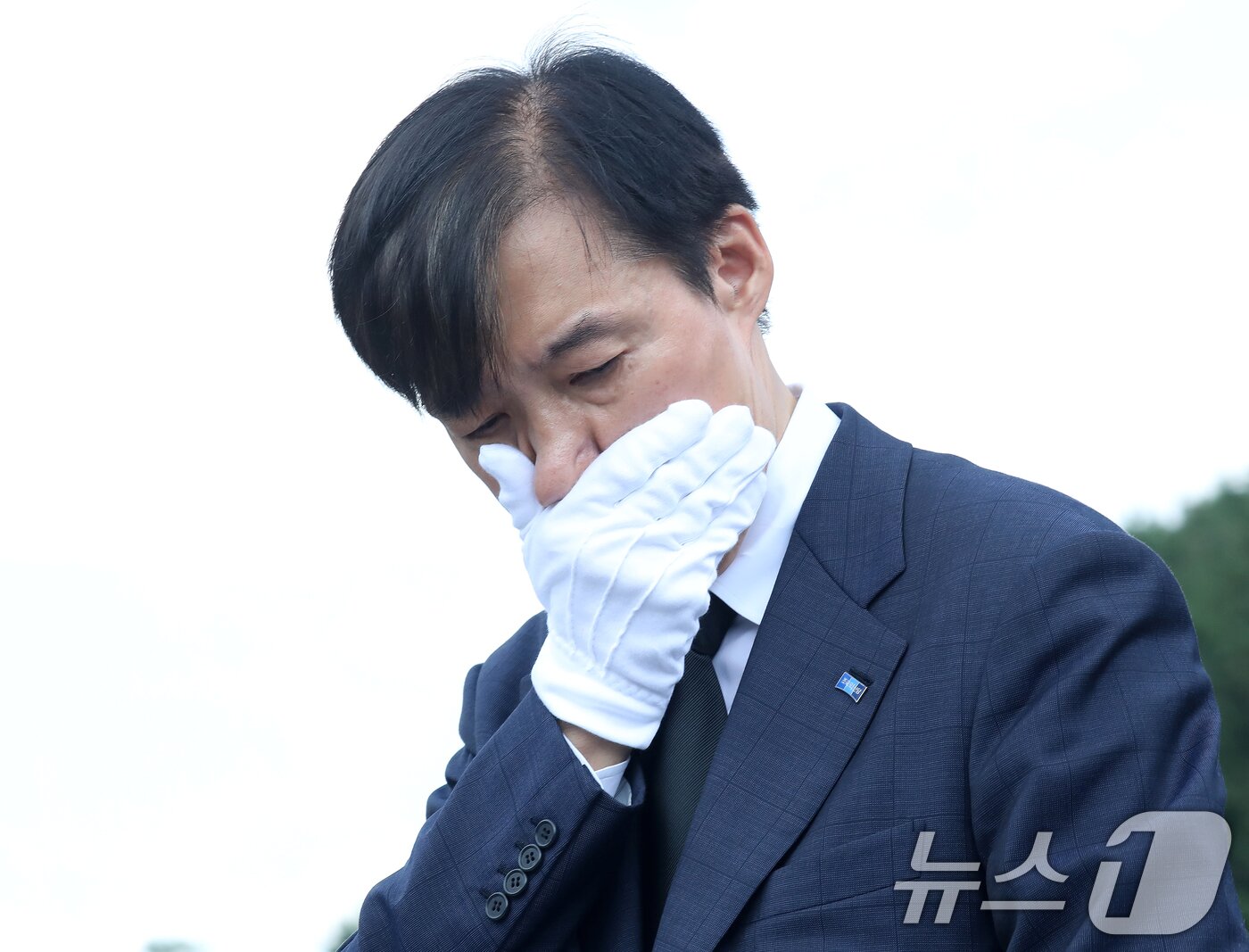 본문 이미지 - 조국 조국혁신당 혁신정책연구원장이 25일 경남 김해시 진영읍 봉하마을을 찾아 고 노무현 전 대통령 묘역을 참배하고 있다. 2025.8.25/뉴스1 ⓒ News1 윤일지 기자