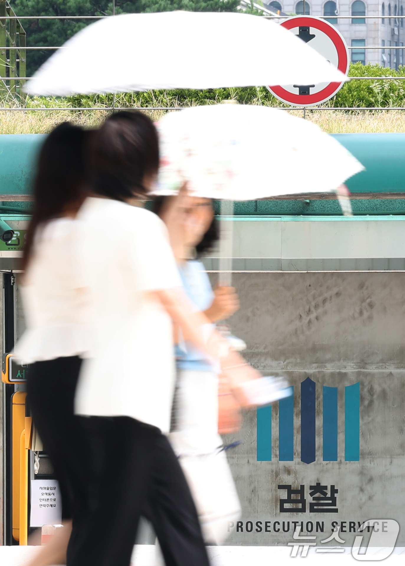 (서울=뉴스1) 박정호 기자 = 12·3 비상계엄' 관련 내란·외환 의혹을 수사하는 내란 특검팀(특별검사 조은석)이 법무부와 대검찰청 등에 대한 압수수색을 진행하고 있다고 밝힌 2 …