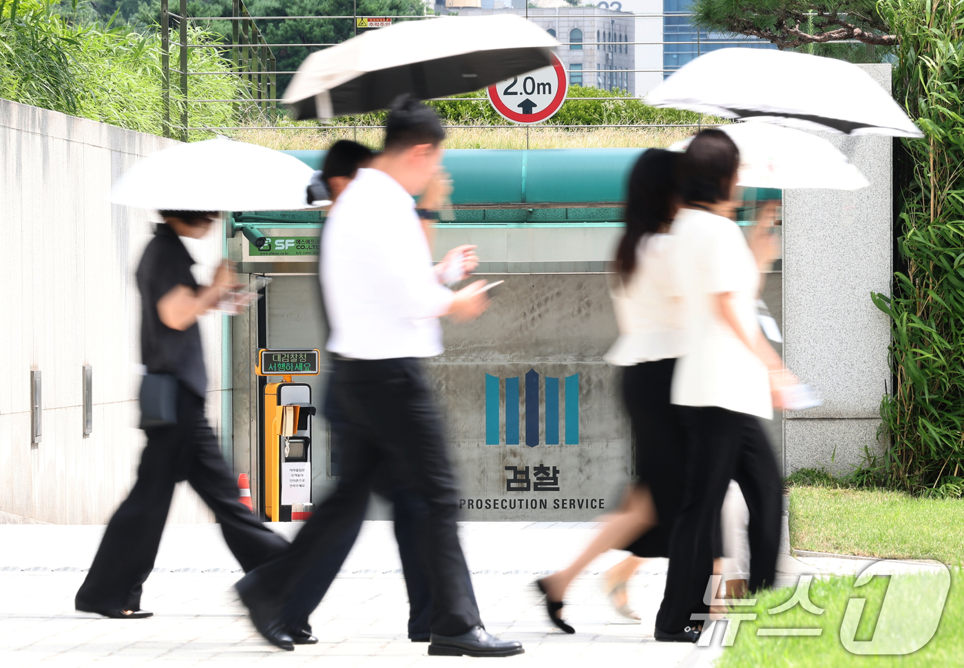 (서울=뉴스1) 박정호 기자 = 12·3 비상계엄' 관련 내란·외환 의혹을 수사하는 내란 특검팀(특별검사 조은석)이 법무부와 대검찰청 등에 대한 압수수색을 진행하고 있다고 밝힌 2 …