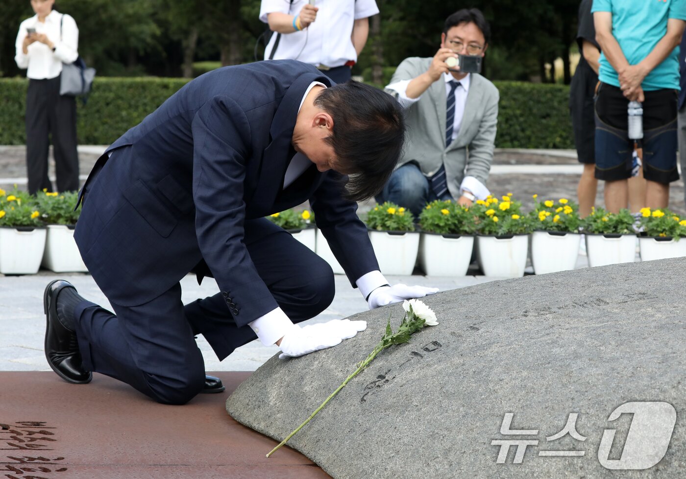 본문 이미지 - 조국 조국혁신당 혁신정책연구원장이 25일 경남 김해시 진영읍 봉하마을을 찾아 고 노무현 전 대통령 묘역을 참배하고 있다. 2025.8.25/뉴스1 ⓒ News1 윤일지 기자