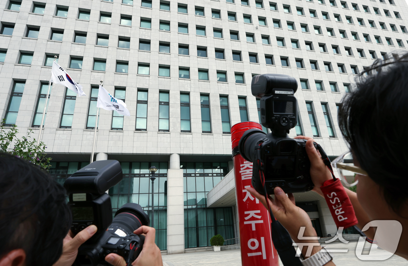 (서울=뉴스1) 박정호 기자 = 12·3 비상계엄' 관련 내란·외환 의혹을 수사하는 내란 특검팀(특별검사 조은석)이 법무부와 대검찰청 등에 대한 압수수색을 진행하고 있다고 밝힌 2 …