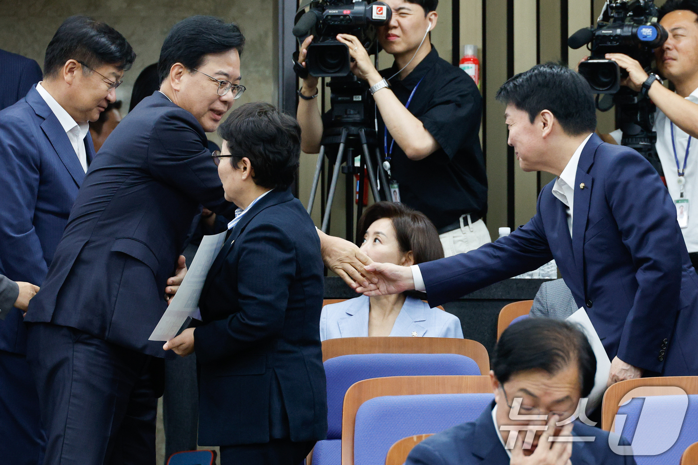 (서울=뉴스1) 안은나 기자 = 송언석 국민의힘 비상대책위원장 겸 원내대표가 25일 오전 서울 여의도 국회에서 열린 의원총회에 입장하며 안철수 의원과 악수하고 있다. 2025.8. …