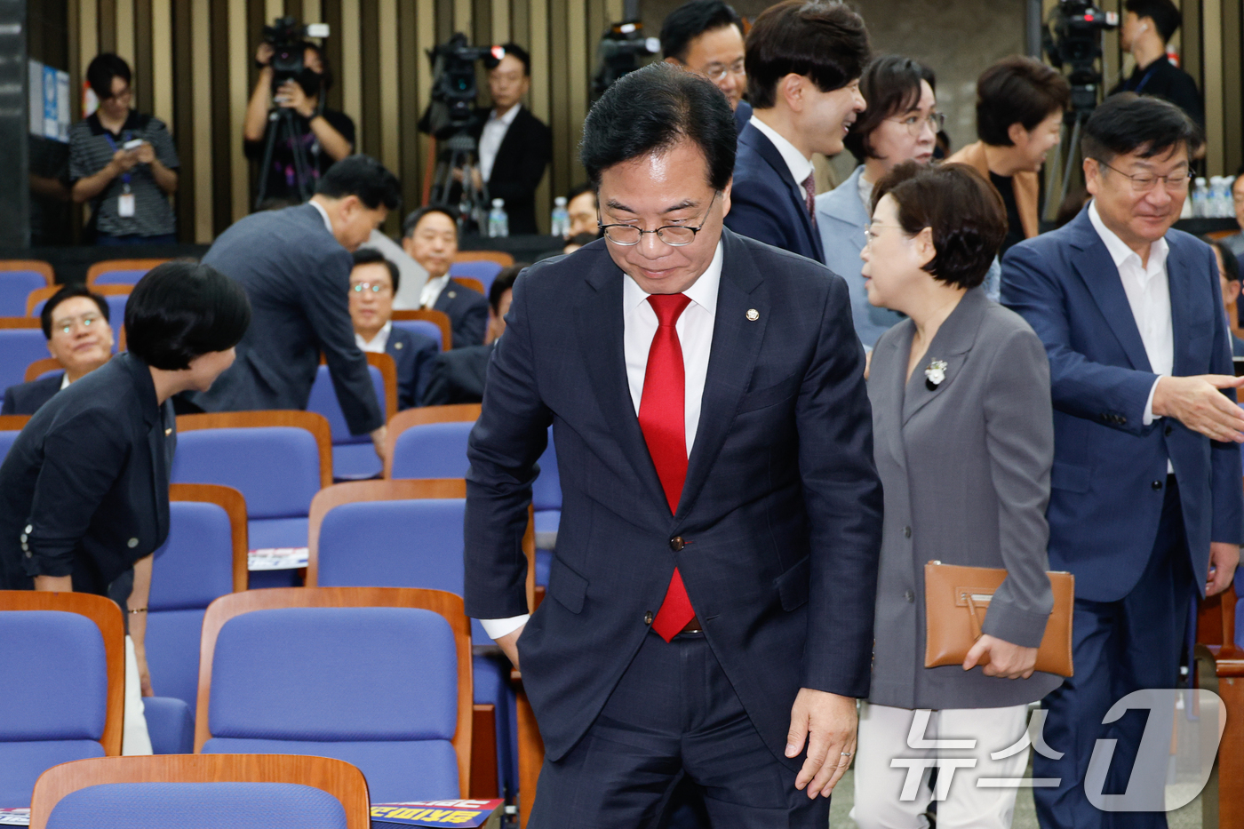 (서울=뉴스1) 안은나 기자 = 송언석 국민의힘 비상대책위원장 겸 원내대표가 25일 오전 서울 여의도 국회에서 열린 의원총회에 입장하고 있다. 2025.8.25/뉴스1