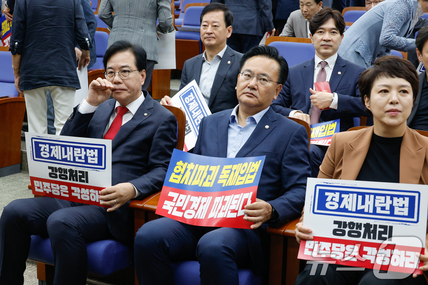 (서울=뉴스1) 안은나 기자 = 송언석 국민의힘 비상대책위원장 겸 원내대표(앞줄 왼쪽부터), 유상범 원내운영수석, 김은혜 원내정책수석부대표를 비롯한 의원들이 25일 오전 서울 여의 …