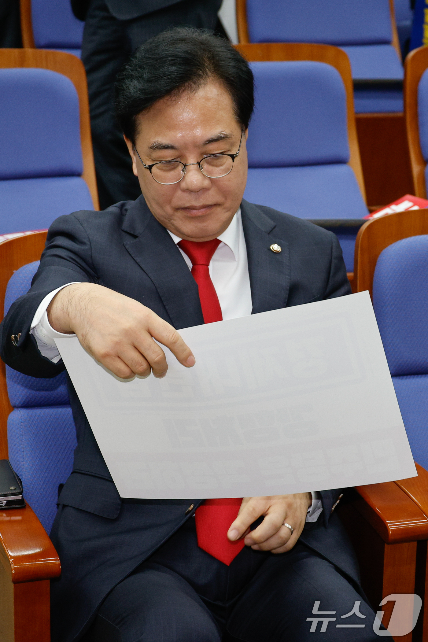 (서울=뉴스1) 안은나 기자 = 송언석 국민의힘 비상대책위원장 겸 원내대표가 25일 오전 서울 여의도 국회에서 열린 의원총회에 참석해 민주당 주도 상법 개정안 본회의 처리 규탄 팻 …