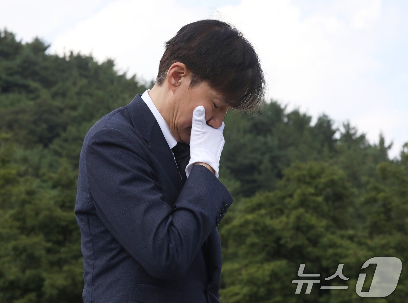 본문 이미지 - 조국 조국혁신당 혁신정책연구원장이 25일 경남 김해시 진영읍 봉하마을을 찾아 고 노무현 전 대통령 묘역을 참배하고 있다. 2025.8.25/뉴스1 ⓒ News1 윤일지 기자