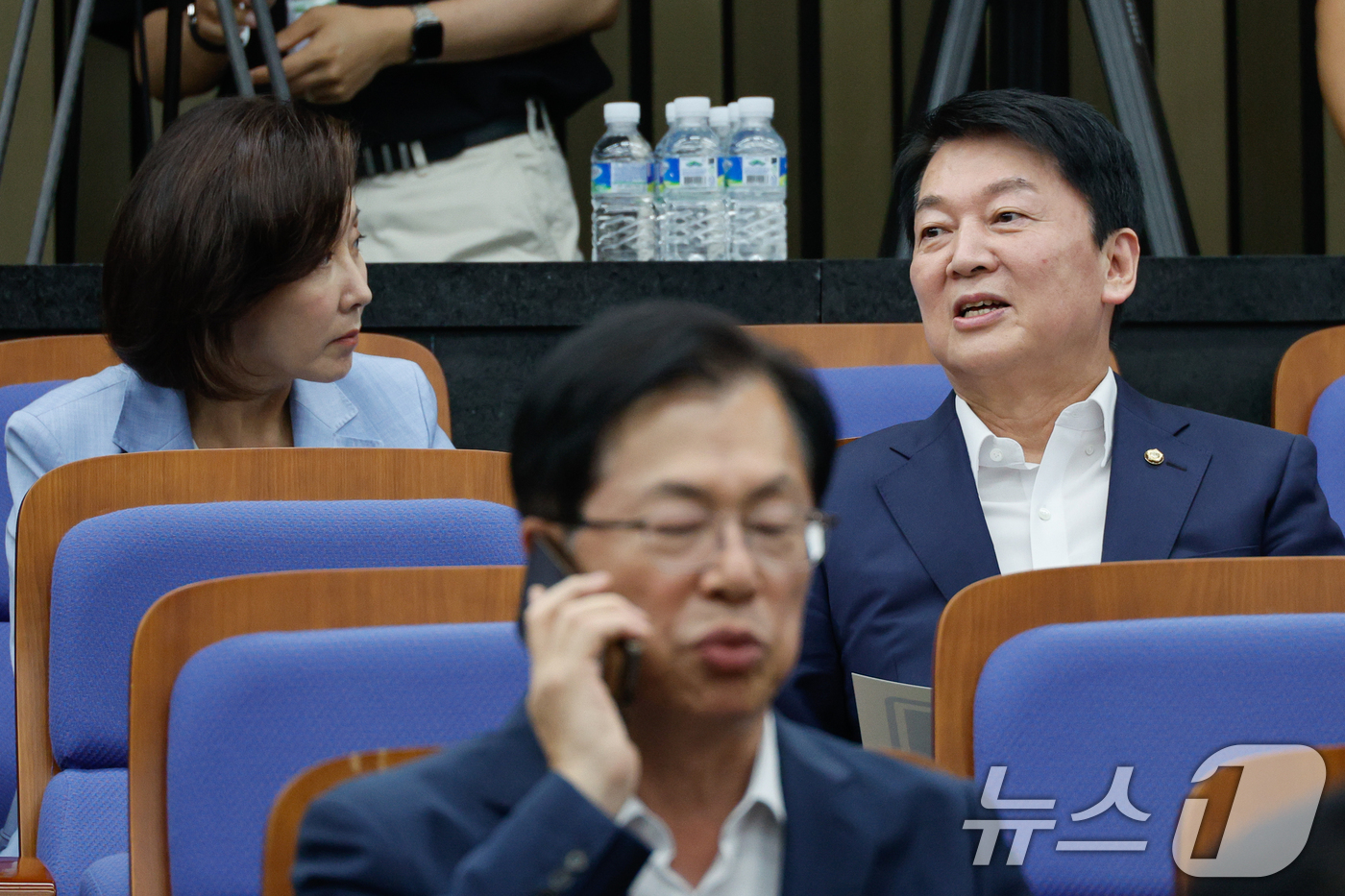 (서울=뉴스1) 안은나 기자 = 안철수, 나경원 국민의힘 의원이 25일 오전 서울 여의도 국회에서 열린 의원총회에서 대화하고 있다. 2025.8.25/뉴스1