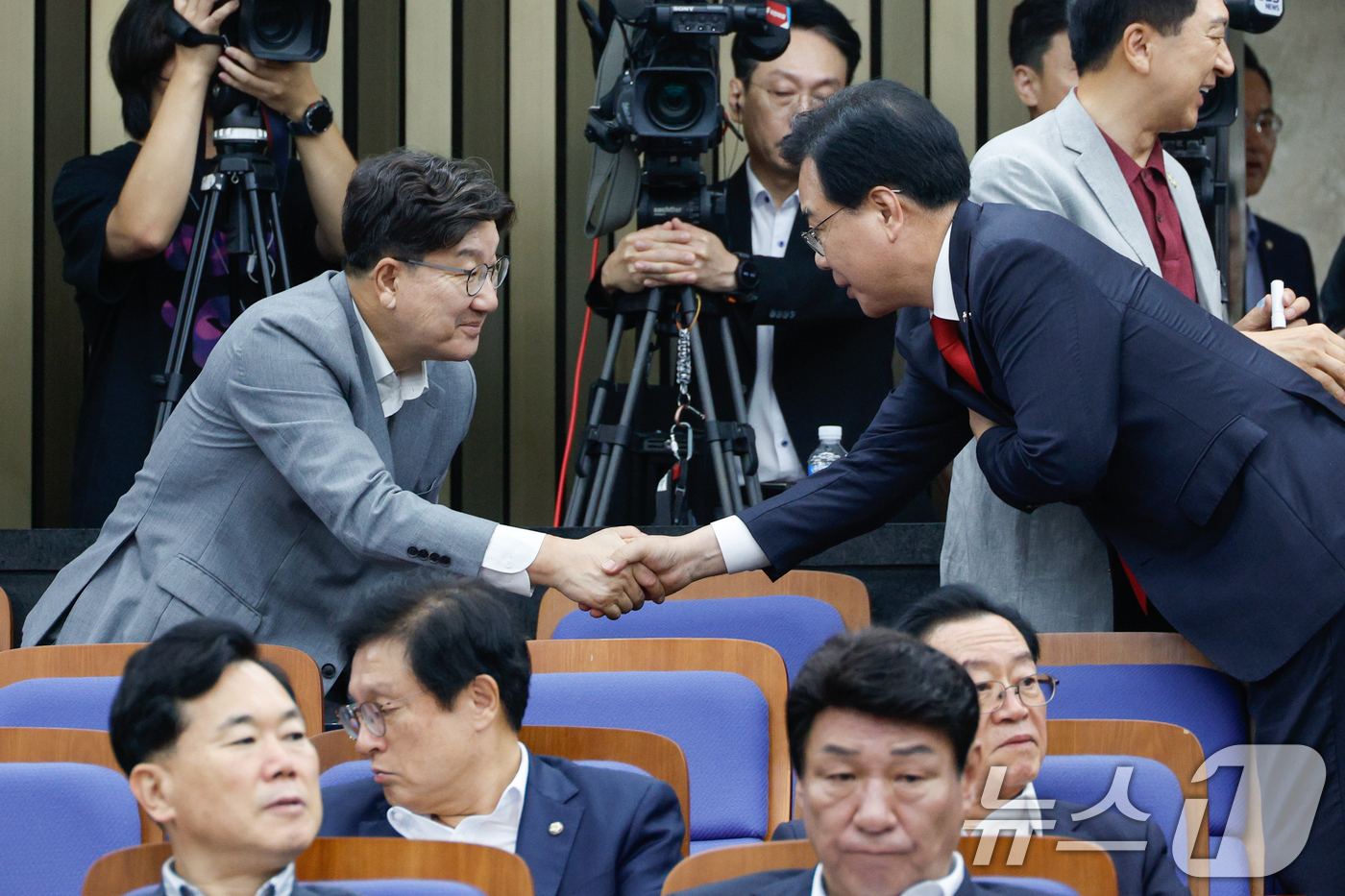 (서울=뉴스1) 안은나 기자 = 송언석 국민의힘 비상대책위원장 겸 원내대표가 25일 오전 서울 여의도 국회에서 열린 의원총회에 입장하며 권성동 의원과 악수하고 있다. 2025.8. …