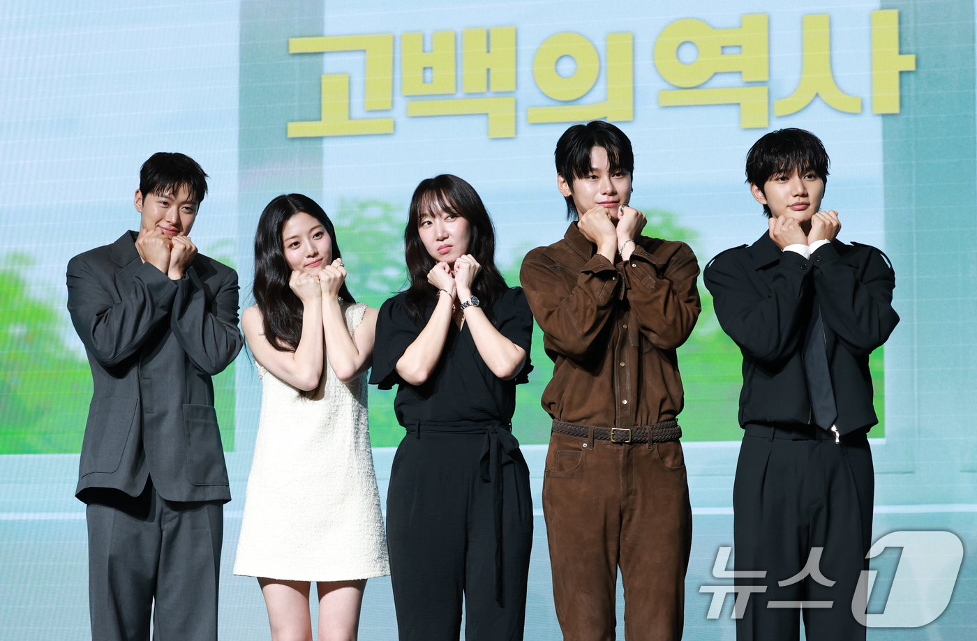 (서울=뉴스1) 권현진 기자 = 배우 공명(왼쪽부터)과 신은수, 남궁선 감독, 차우민, 윤상현이 25일 오전 서울 마포구 호텔 나루 서울 엠갤러리에서 열린 넷플릭스 영화 '고백의 …