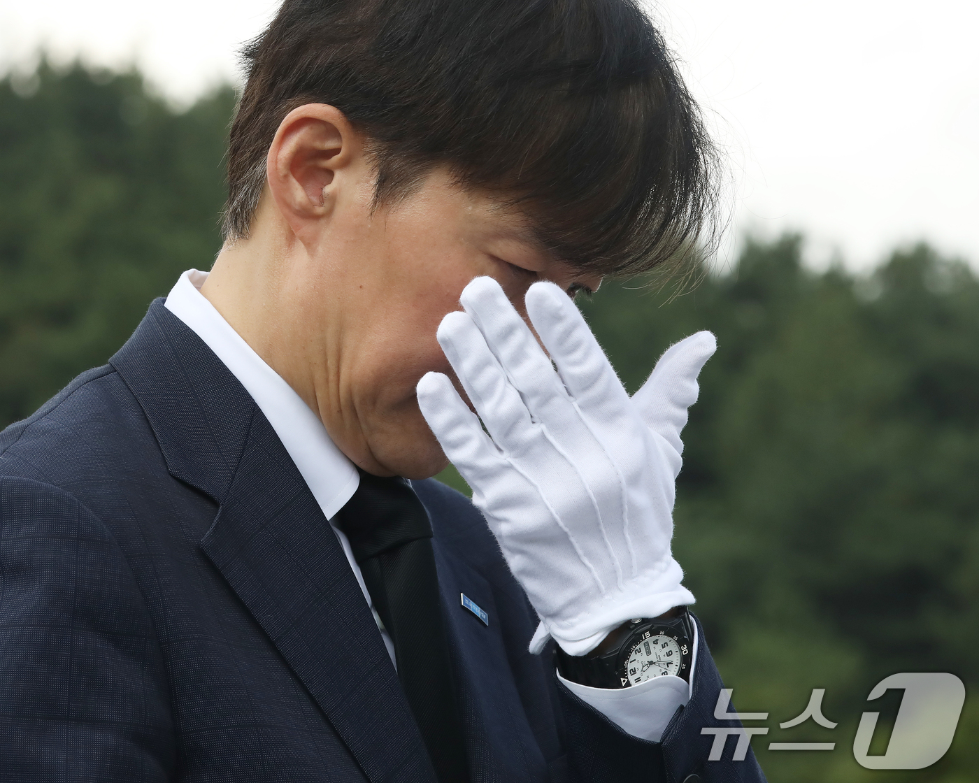 (김해=뉴스1) 윤일지 기자 = 조국 조국혁신당 혁신정책연구원장이 25일 경남 김해시 진영읍 봉하마을을 찾아 고 노무현 전 대통령 묘역을 참배하며 눈물을 닦고 있다. 2025.8. …