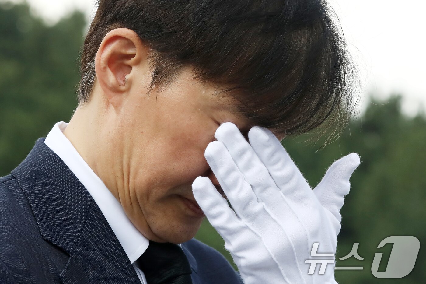 본문 이미지 - 조국 조국혁신당 혁신정책연구원장이 25일 경남 김해시 진영읍 봉하마을을 찾아 고 노무현 전 대통령 묘역을 참배하며 눈물을 닦고 있다. 2025.8.25/뉴스1 ⓒ News1 윤일지 기자