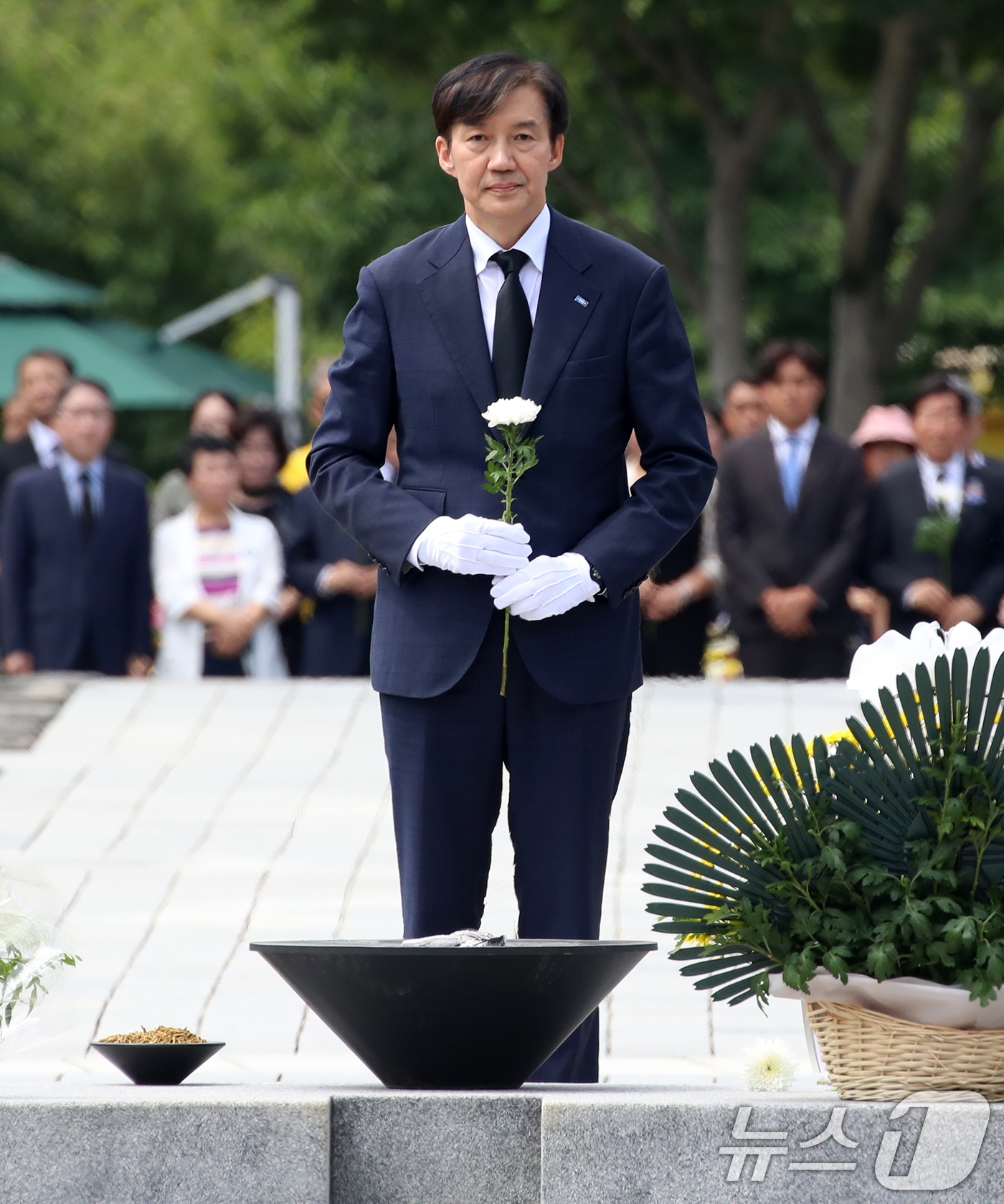 (김해=뉴스1) 윤일지 기자 = 조국 조국혁신당 혁신정책연구원장이 25일 경남 김해시 진영읍 봉하마을을 찾아 고 노무현 전 대통령 묘역에 헌화하고 있다.  2025.8.25/뉴스1 …