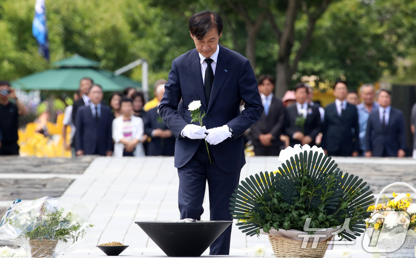 (김해=뉴스1) 윤일지 기자 = 조국 조국혁신당 혁신정책연구원장이 25일 경남 김해시 진영읍 봉하마을을 찾아 고 노무현 전 대통령 묘역에 헌화하고 있다.  2025.8.25/뉴스1 …
