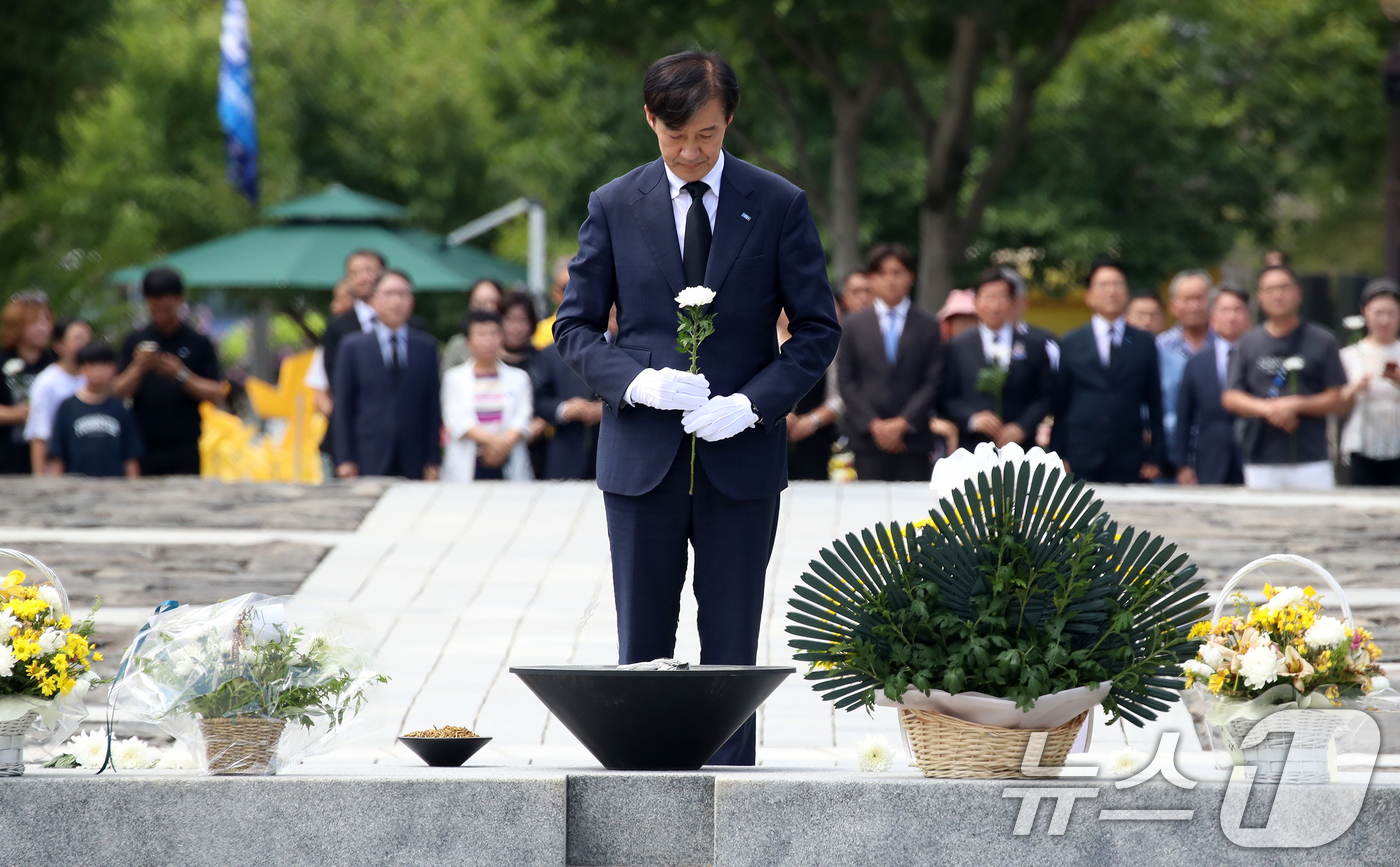 (김해=뉴스1) 윤일지 기자 = 조국 조국혁신당 혁신정책연구원장이 25일 경남 김해시 진영읍 봉하마을을 찾아 고 노무현 전 대통령 묘역에 헌화하고 있다.  2025.8.25/뉴스1 …