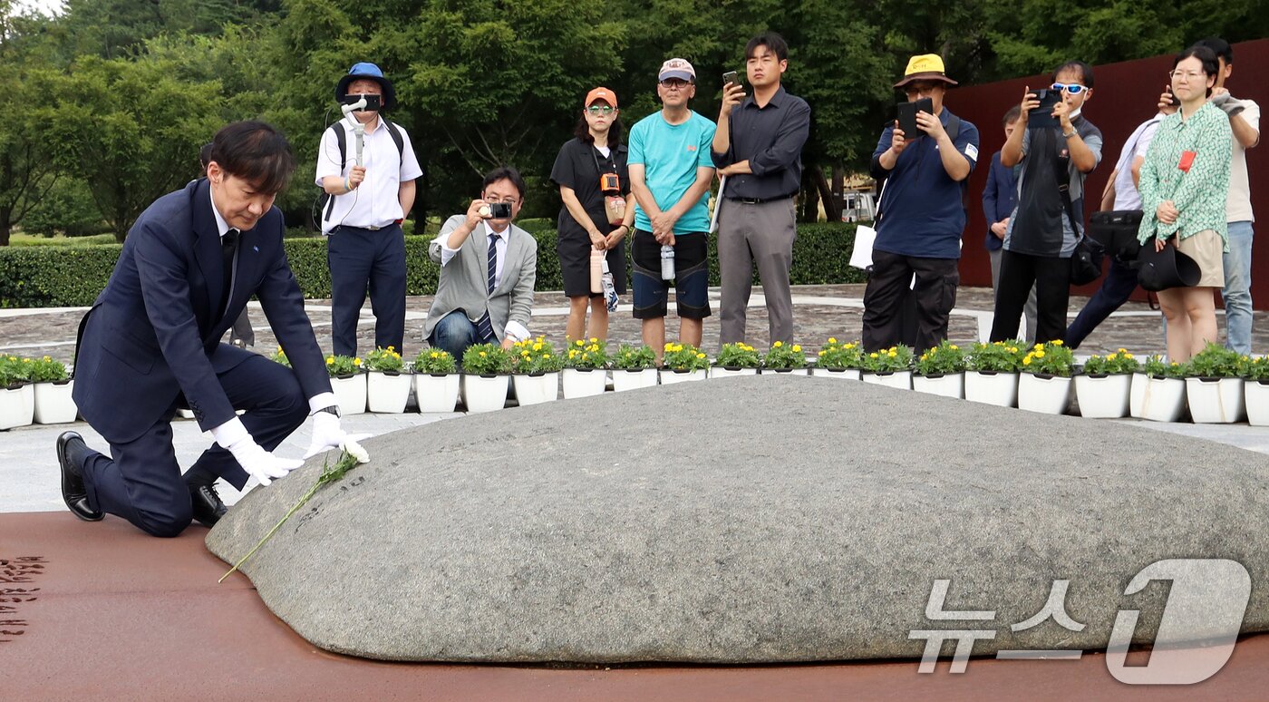 본문 이미지 - 조국 조국혁신당 혁신정책연구원장이 25일 경남 김해시 진영읍 봉하마을을 찾아 고 노무현 전 대통령 묘역을 참배하고 있다. 2025.8.25/뉴스1 ⓒ News1 윤일지 기자