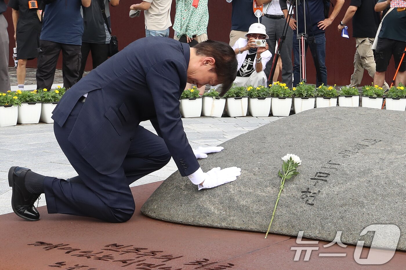 본문 이미지 - 조국 조국혁신당 혁신정책연구원장이 25일 경남 김해시 진영읍 봉하마을을 찾아 고 노무현 전 대통령 묘역을 참배하고 있다. 2025.8.25/뉴스1 ⓒ News1 윤일지 기자