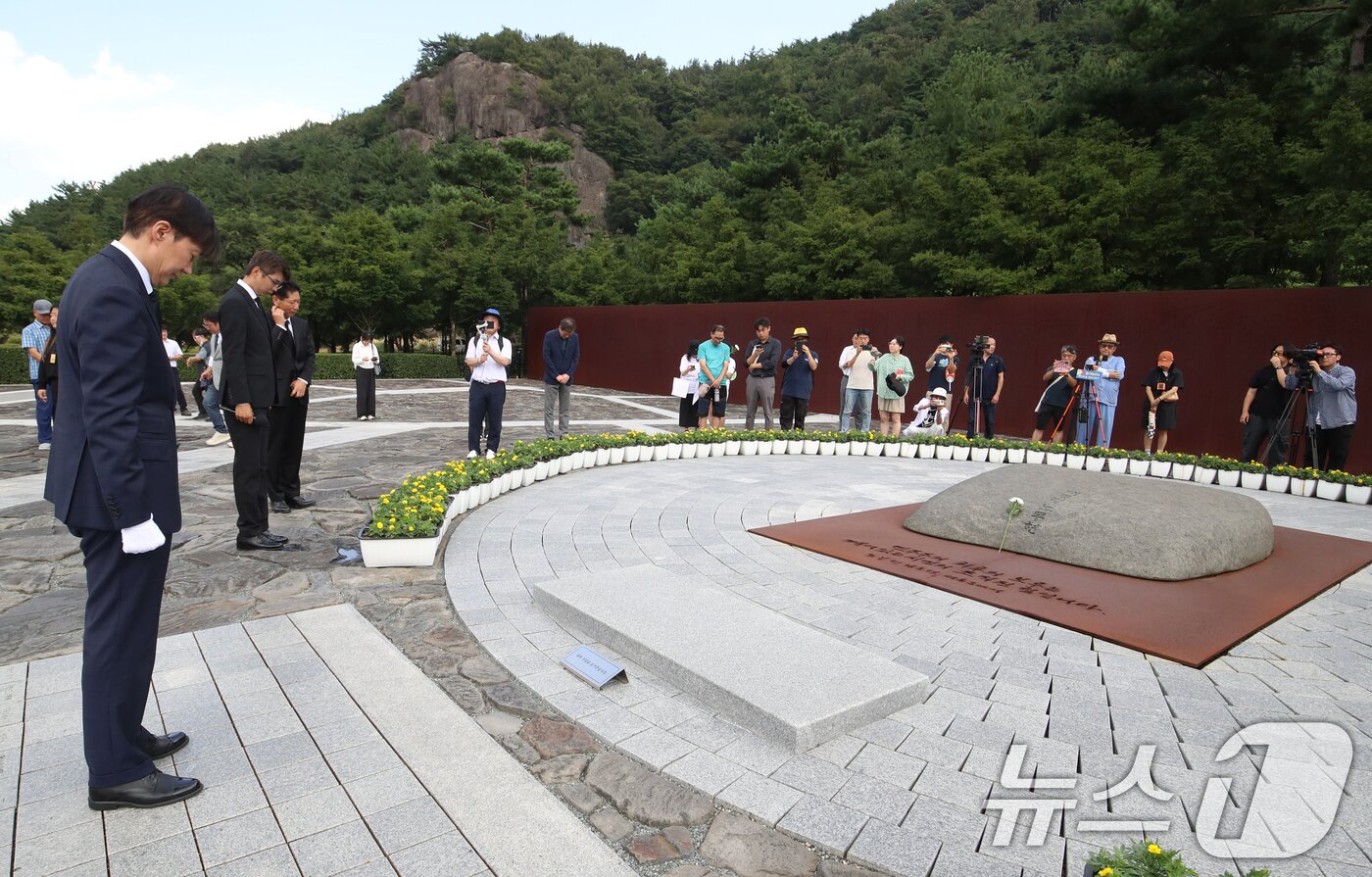 본문 이미지 - 조국 조국혁신당 혁신정책연구원장이 25일 경남 김해시 진영읍 봉하마을을 찾아 고 노무현 전 대통령 묘역을 참배하고 있다. 2025.8.25/뉴스1 ⓒ News1 윤일지 기자