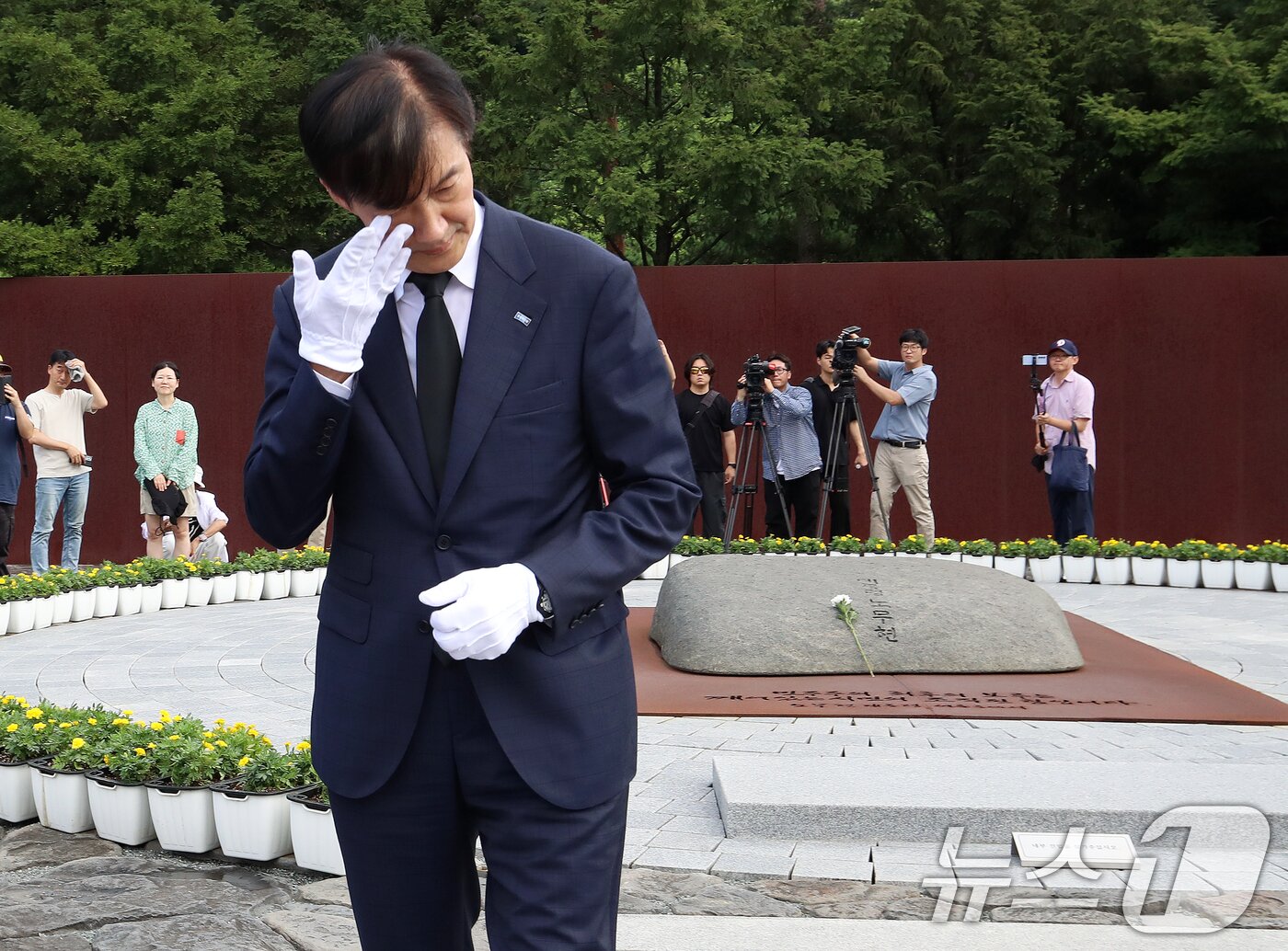 본문 이미지 - 조국 조국혁신당 혁신정책연구원장이 25일 경남 김해시 진영읍 봉하마을을 찾아 고 노무현 전 대통령 묘역을 참배한 뒤 눈물을 닦고 있다. 2025.8.25/뉴스1 ⓒ News1 윤일지 기자