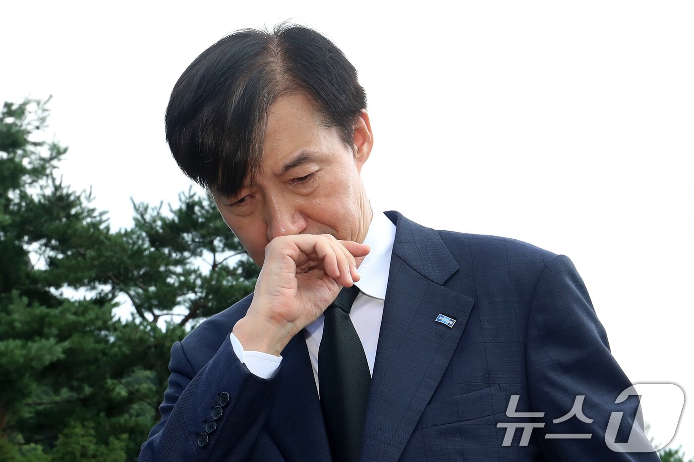 본문 이미지 - 조국 조국혁신당 혁신정책연구원장이 25일 경남 김해시 진영읍 봉하마을을 찾아 고 노무현 전 대통령 묘역을 참배하고 있다. 2025.8.25/뉴스1 ⓒ News1 윤일지 기자