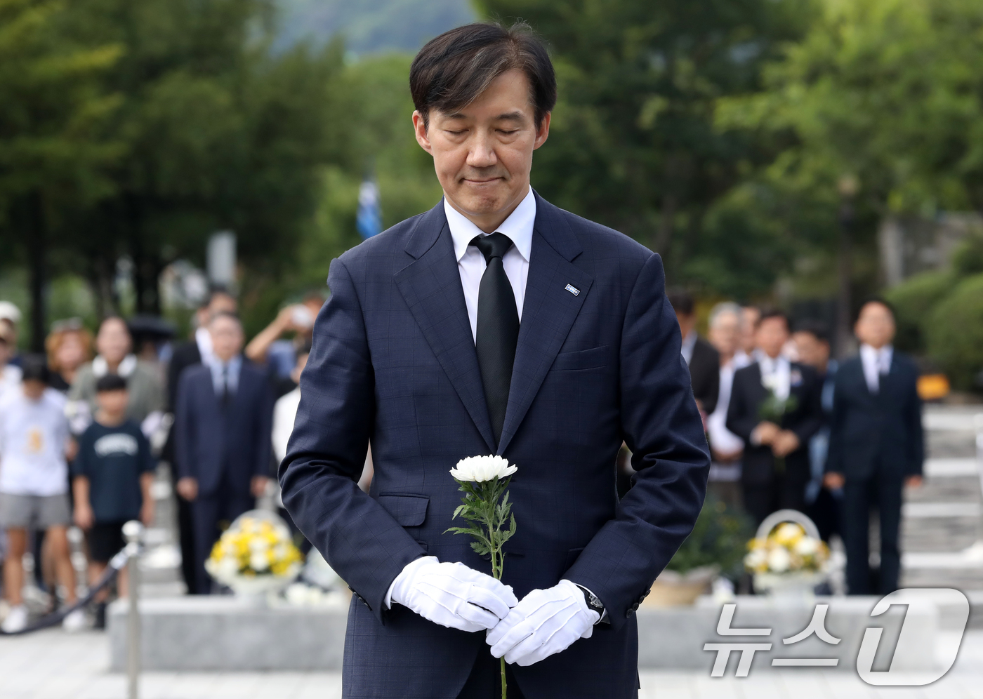 (김해=뉴스1) 윤일지 기자 = 조국 조국혁신당 혁신정책연구원장이 25일 경남 김해시 진영읍 봉하마을을 찾아 고 노무현 전 대통령 묘역에 헌화하고 있다.  2025.8.25/뉴스1 …