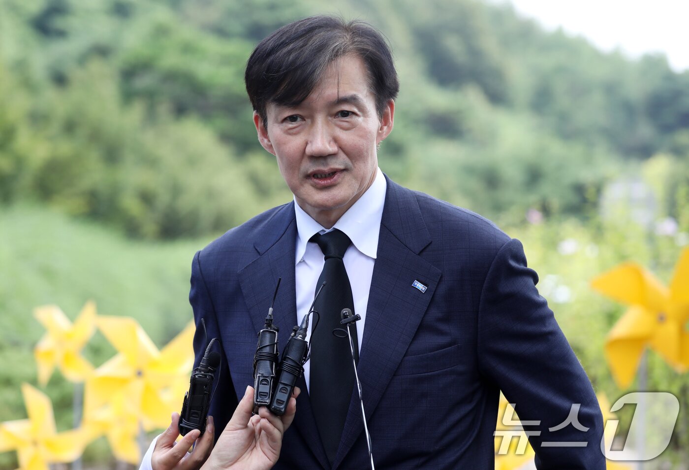 본문 이미지 - 조국 조국혁신당 혁신정책연구원장이 25일 경남 김해시 진영읍 봉하마을을 찾아 고 노무현 전 대통령 묘역을 참배한 뒤 취재진 질문에 답하고 있다. 2025.8.25/뉴스1 ⓒ News1 윤일지 기자