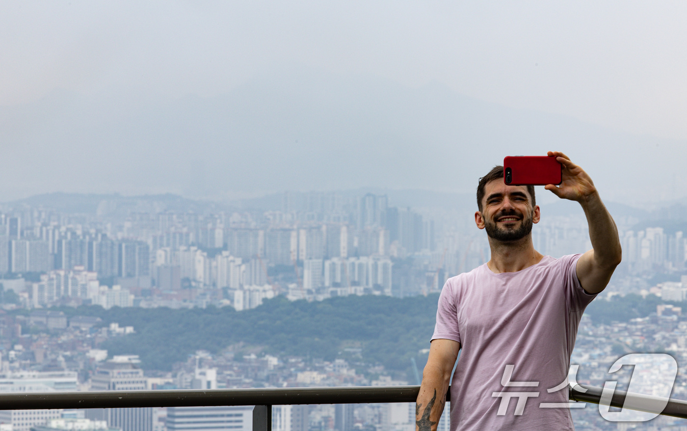 (서울=뉴스1) 이재명 기자 = 정부가 서울시 전역, 인천시 및 경기도 주요 지역을 외국인 토지거래허가구역으로 지정한다. 이에 따라 해당지역에서 실거주하지 않는 외국인은 주택을 매 …