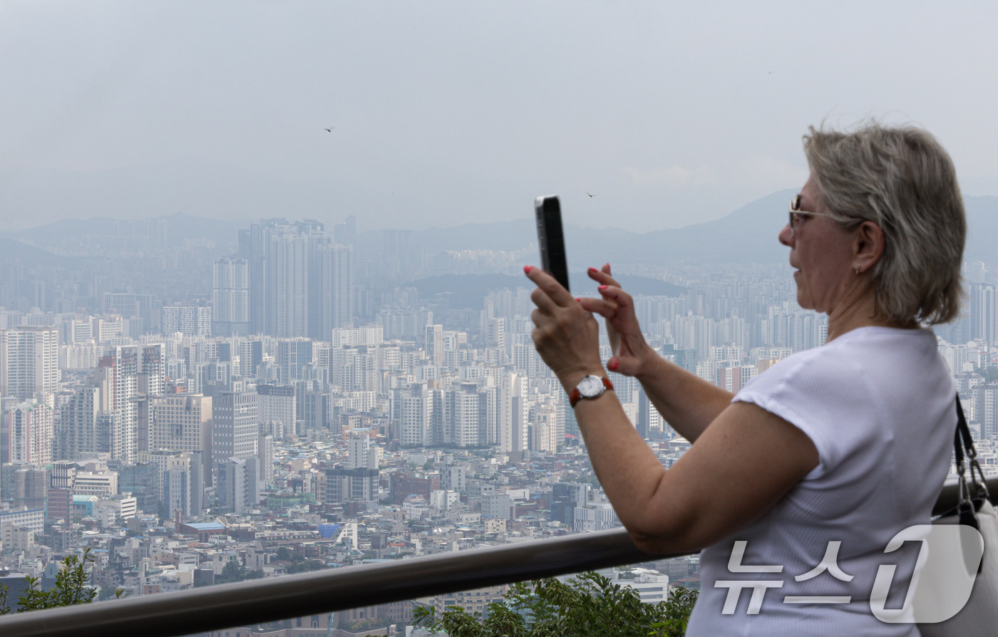 (서울=뉴스1) 이재명 기자 = 정부가 서울시 전역, 인천시 및 경기도 주요 지역을 외국인 토지거래허가구역으로 지정한다. 이에 따라 해당지역에서 실거주하지 않는 외국인은 주택을 매 …