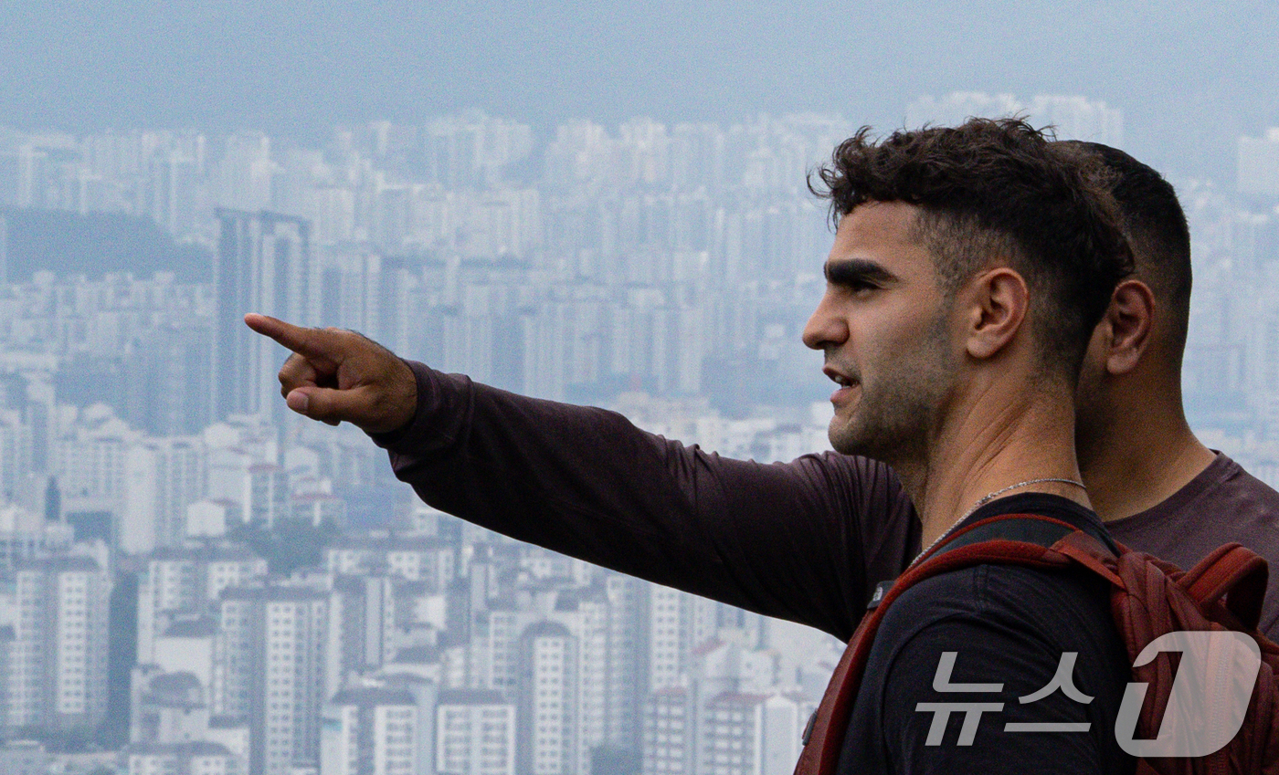 (서울=뉴스1) 이재명 기자 = 정부가 서울시 전역, 인천시 및 경기도 주요 지역을 외국인 토지거래허가구역으로 지정한다. 이에 따라 해당지역에서 실거주하지 않는 외국인은 주택을 매 …