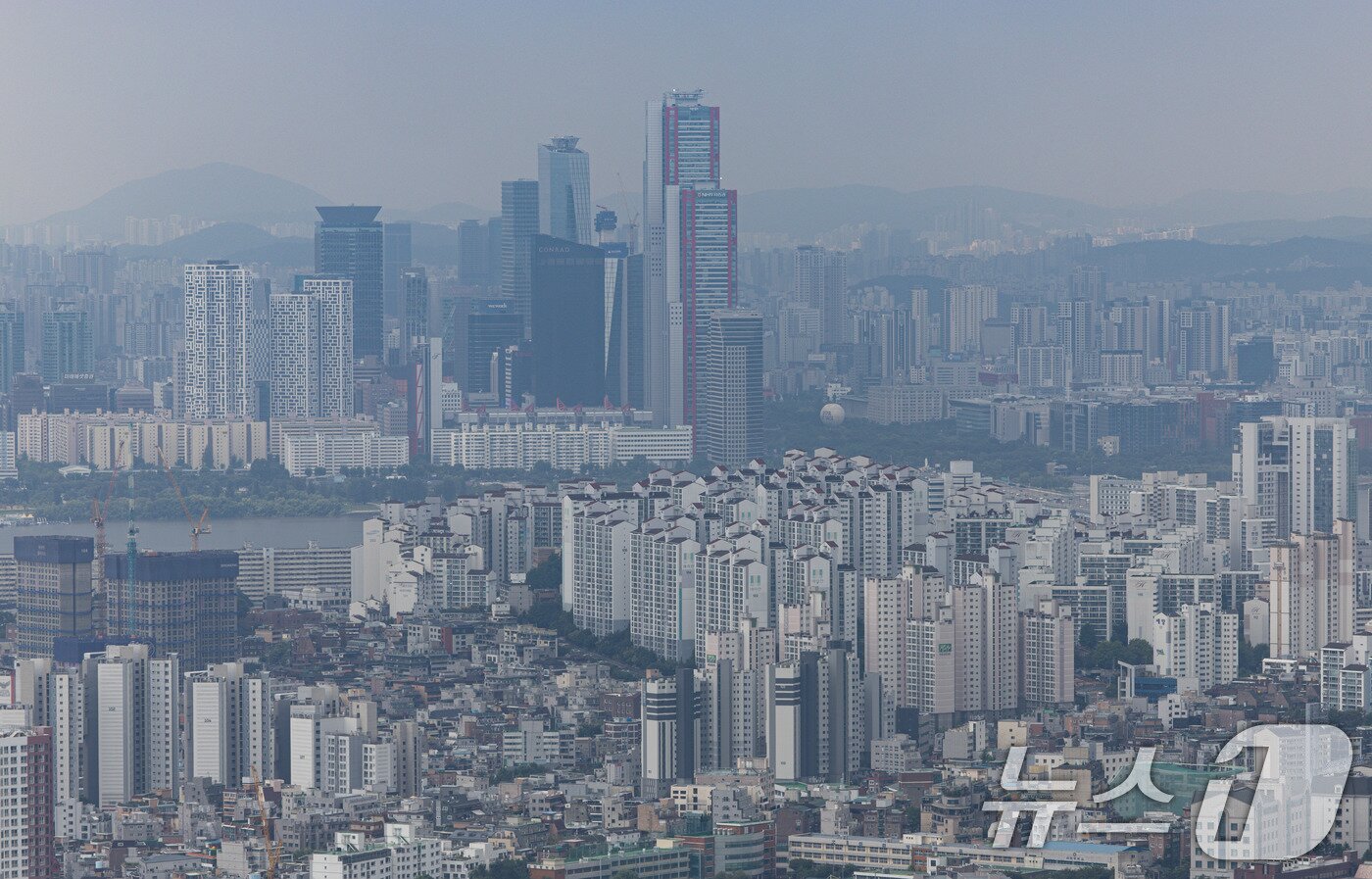 본문 이미지 - 25일 서울 아파트 단지 모습. 2025.8.25/뉴스1 ⓒ News1 이재명 기자
