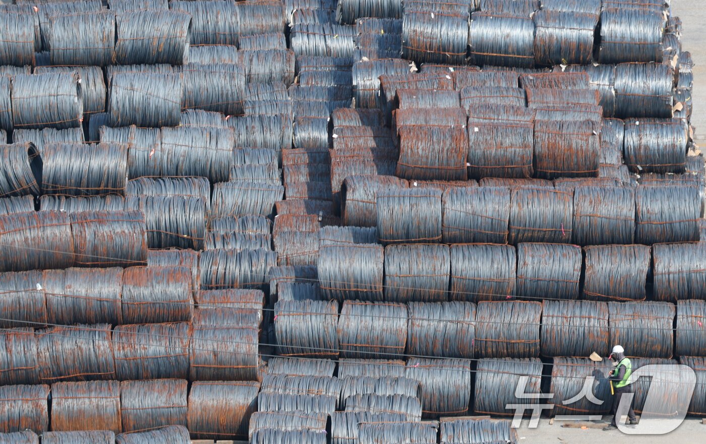 본문 이미지 - 미국의 관세 부과 여파로 지난달 한국의 철강과 전기차 대미 수출이 크게 줄어든 것으로 나타났다. 트럼프 행정부의 고율 관세로 인해 지난달 한국이 미국에 수출한 전기차 신차 대수는 164대로, 작년 같은 달&#40;6209대&#41; 대비 97.4% 급감했으며 지난달 대미 철강 수출액은 2억8341만달러로 전년 동기 대비 25.9% 급감했다. 사진은 25일 경기 평택시 포승읍 평택항에 철강 제품들이 쌓여있는 모습. 2025.8.25/뉴스1 ⓒ News1 김영운 기자