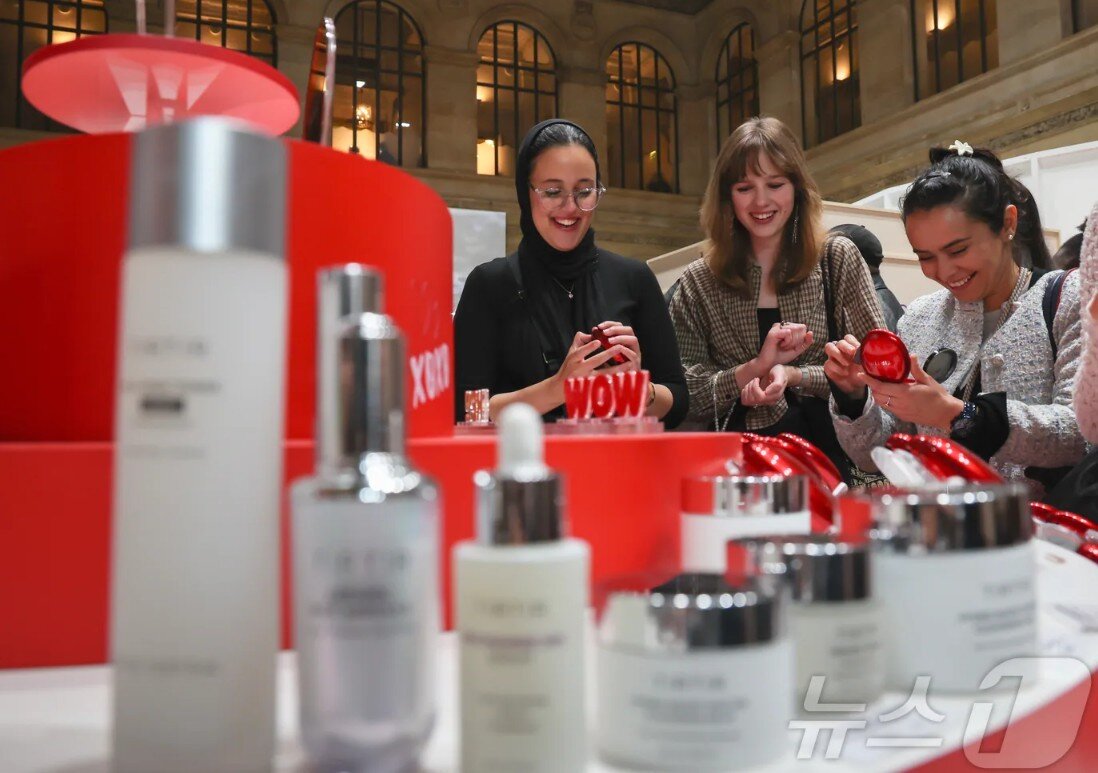본문 이미지 - ‘프랑스 K-박람회’가 열리고 있는 프랑스 파리 브롱냐르 궁 뷰티 브랜드존에서 방문객들이 티르티르, 조선미녀, 아이소이 등 K-뷰티 상품들을 살펴보고 있다. 2024.10.26/뉴스1 ⓒ News1 이준성 기자